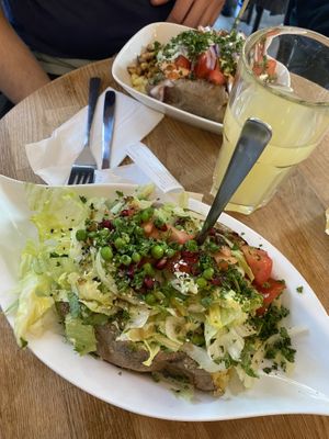 „Prinzessin auf der Erbse“ (vorne) und „Tandoori Masala“ (hinten)  at Erdapfel in Hamburg