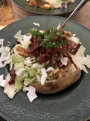 „Zicklein“ vegan option with dried tomatoes, walnuts, cabbage and vegan goat cheese.  at Erdapfel in Hamburg