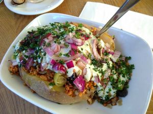 "Aristoteles" vegan mit Soja Hack anstatt Feta und Bärlauch-Dip anstatt Sour Cream at Erdapfel in Hamburg