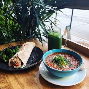 Wrap tofu, quinoa et tempeh, Chili avec pain et beurre végétalien, Smoothie vert at Quebud Cafe in Montreal