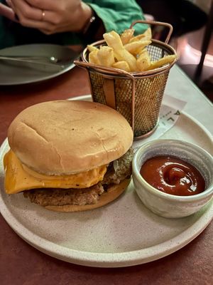 Cheeseburger: average at Alibi in Sydney