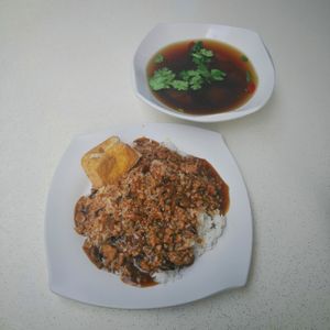 This dish is known as 卤肉饭 in Chinese. Stewed minced meat over rice.
Over here, it tasted like mushroom bits and seitan were used instead..
It came with a very tasty herbal so at Fen Xiang Vegetarian Delights 芬香素食小厨 in Central Singapore