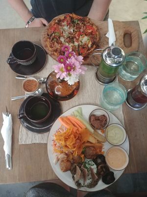 jackfruit gluten free pizza & a plate with potatoes, dips, eggplant, crisps and fresh vegetables at Zest Ubud in Ubud