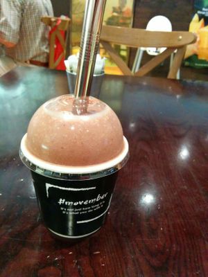 kids' size Berry Delicious smoothie (with my metal straw) at Acai Brothers in Wollongong