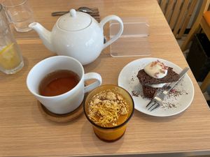 Pudding and miso brownie with tea  at Nourish in Tokyo