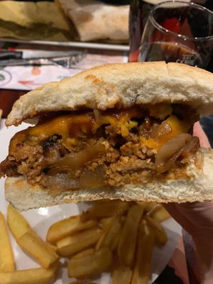 vegan pulled pork burger dentro at The Millenium Pub in Busto Arsizio