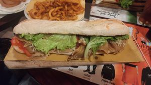 N° 200: Seitan alla Guinness, pomodori, fontina veg, saffron sauce, lattuga at The Millenium Pub in Busto Arsizio