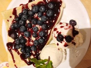vegan pancake with blueberries & vegan vanilla ice cream at Engelbat in Cologne