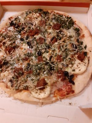 Pizza vegetables with vegan chorizo at Valen Pizza in Valencia