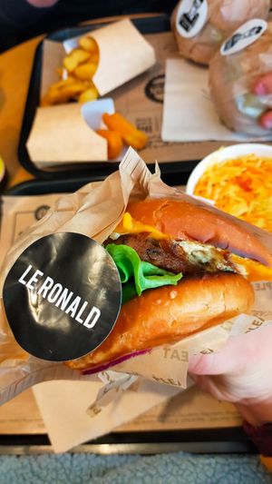 Burger at Hank Cuisine Végétale in Lyon