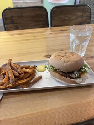 Burger and fries   at Hank Cuisine Végétale in Lyon