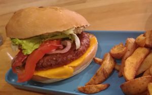 Sergent pepper burger et wedges at Hank Cuisine Végétale in Lyon