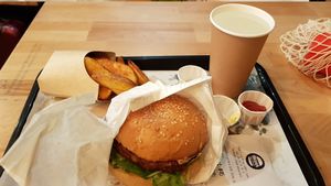 La rockeuse burger at Hank Cuisine Végétale in Lyon