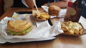 Potatoes avec supplément fauxmage fondu, burgers La Rockeuse (roquette) et Tata Monique (olive basilic). at Hank Cuisine Végétale in Lyon