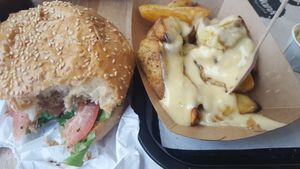 Potatoes avec supplément fauxmage fondu, burger La Rockeuse at Hank Cuisine Végétale in Lyon