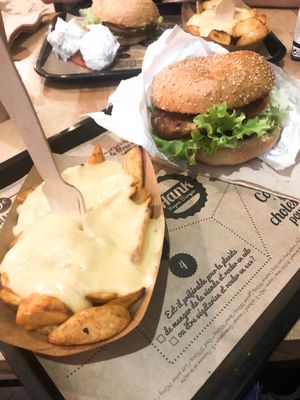 Burger sauce tomate et potatoes supplément faux mage  at Hank Cuisine Végétale in Lyon