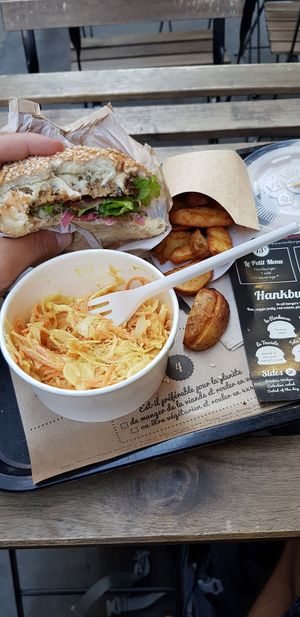 Seasonal burger with coleslaw and wedges at Hank Cuisine Végétale in Lyon