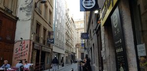 Outside sitting view at Hank Cuisine Végétale in Lyon