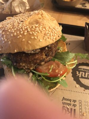 Fig burger and my thumb at Hank Cuisine Végétale in Lyon