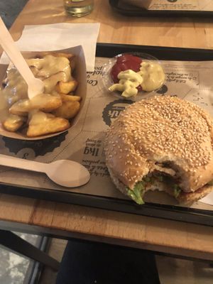 Meal deal - drink burger fries at Hank Cuisine Végétale in Lyon