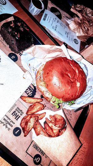 "La Catcheuse"Burger, Fries & Brownie aux pommes at Hank Cuisine Végétale in Lyon