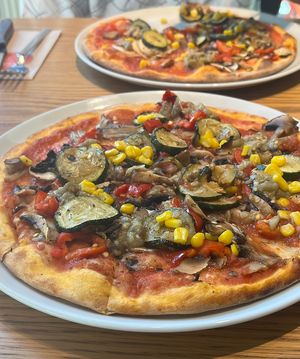 I loved the atmosphere of this place. I wish i could say the same for vegan pizza, it was not so good  at Yumm Pizza in Istanbul