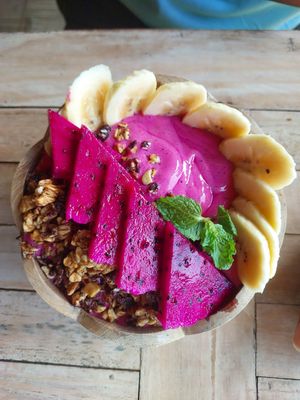 Dragonfruit smoothie bowl at Vegan Soul Kitchen in Penida Island