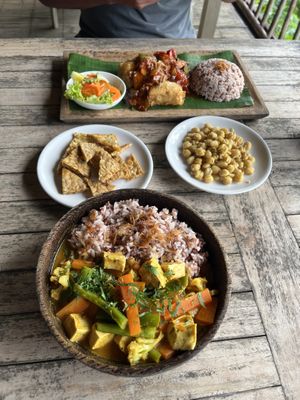 Extra Tempeh und chickpeas  at Vegan Soul Kitchen in Penida Island