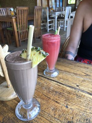 Choco nutty smoothie & pink lemonade at Vegan Soul Kitchen in Penida Island