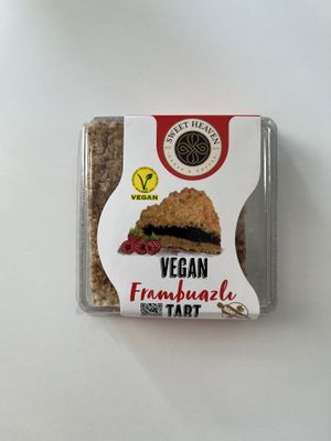 Vegan frambuazlı tart  at File Market in Istanbul