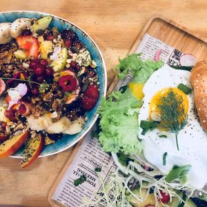 Breakfast smoothie and bagel at Living in Geel