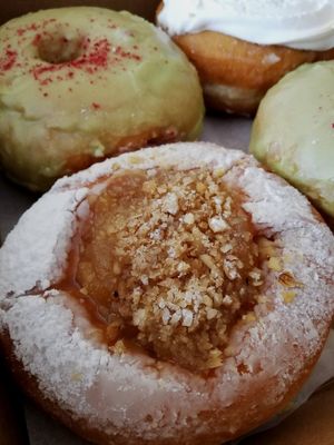 Donut manzana canela at Donut Corp - Nueva Los Leones in Santiago