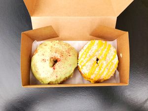 Té matcha y Mango maracuyá coco at Donut Corp - Nueva Los Leones in Santiago