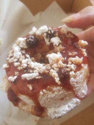 Donut crumble de frambuesa sin gluten at Donut Corp - Nueva Los Leones in Santiago