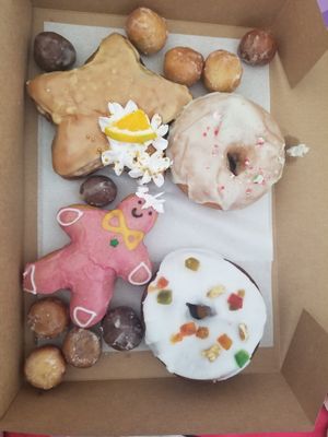 Cajita navideña con niñe de jengibre, donut cola e mono, donut pan de pascua, donut caramelo de menta y donut holes variadas at Donut Corp - Nueva Los Leones in Santiago