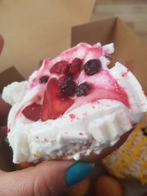 Donut merengue berries at Donut Corp - Nueva Los Leones in Santiago