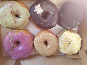 Donas surtidas at Donut Corp - Nueva Los Leones in Santiago