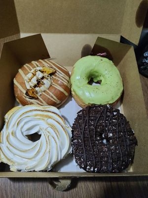 Donas dalgona, matcha frambuesa, pie de limón y cookies and cream. at Donut Corp - Nueva Los Leones in Santiago