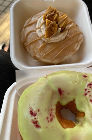 donut sabor té verde-frambuesa y sabor dalgona at Donut Corp - Nueva Los Leones in Santiago