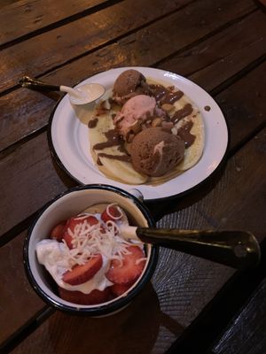Banana split & strawberries with cream at Mi Vegano Favorito in San Jose Del Cabo