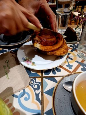 The amazing vegan cinnamon bun 😋 at Rocket in Hereford