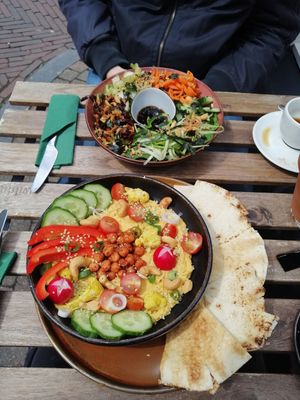 Hummus and azian mushroom bowl at Wildgroei in Delft