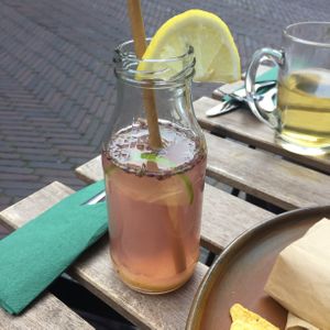 Homemade lavender lemonade at Wildgroei in Delft
