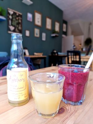 Drinks (smoothie and apple juice) at Wildgroei in Delft