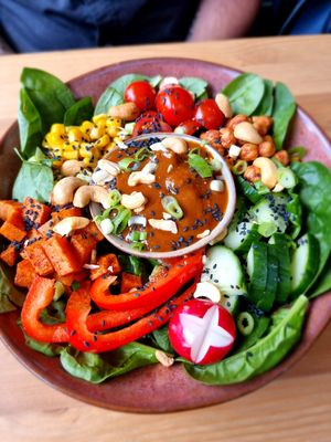 Bowl with tempeh and peanut sauce at Wildgroei in Delft