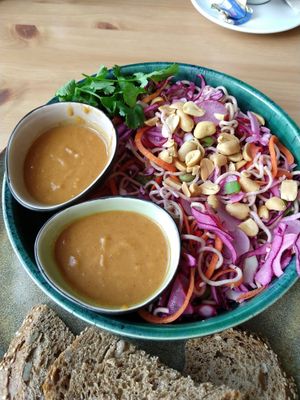 Aziatische noodle salade (met extra dressing)   at Wildgroei in Delft