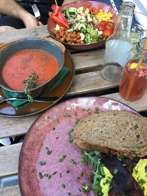 Eggsalad+bacon sandwhich, paprika+tomato+thyme soup, buddha bowl.  at Wildgroei in Delft