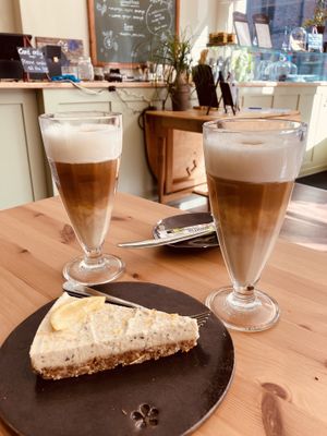 Lemon cheesecake with oat milk latte macchiato    at Wildgroei in Delft