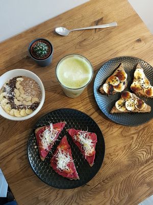 overnight oats, peanut butter toast and beetroot hummus toast at Nährstoff-Reich in Bochum