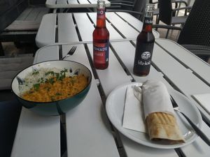Ein Curry mit Reis und linsen. und ein Wrap mit Falafel at Mondo DELI in Darmstadt